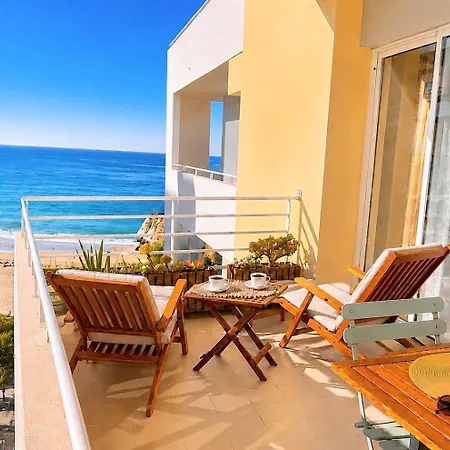 Elegant Beachfront Stay- Ocean View Balcony & Garage Apartmán *